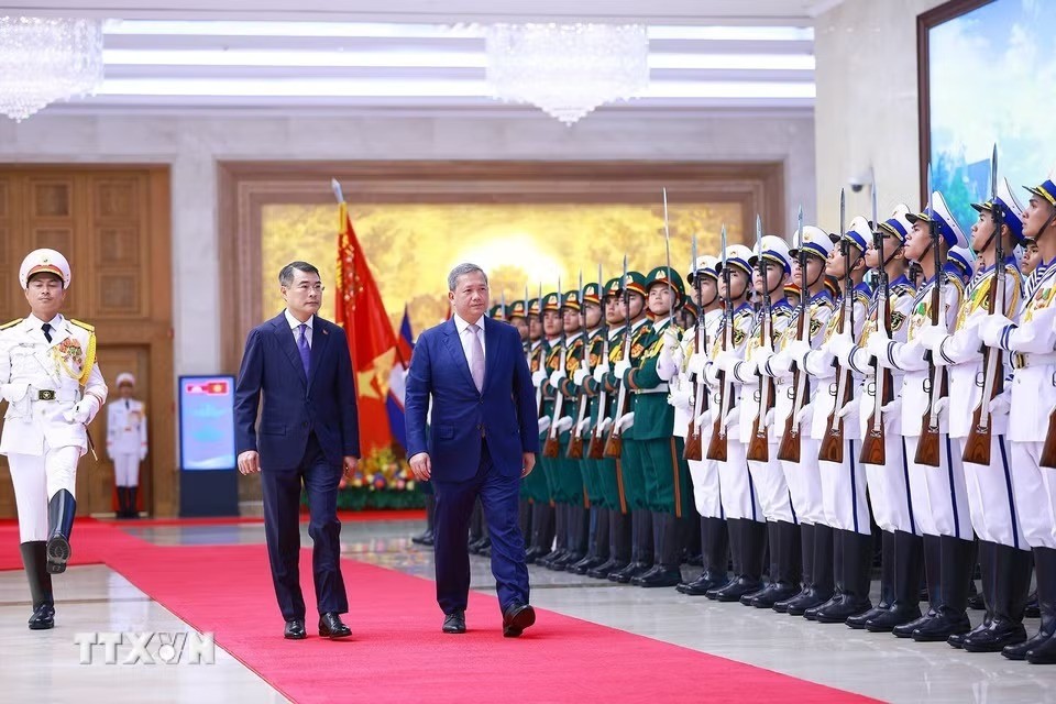 Thủ tướng Lê Minh Hưng và Thủ tướng Campuchia Hun Manet duyệt Đội danh dự Quân đội nhân dân Việt Nam.