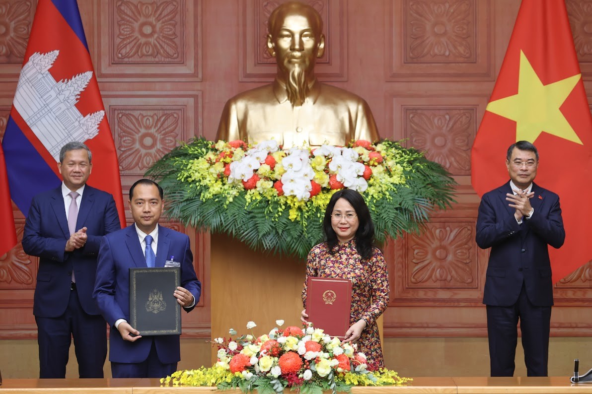 Hai Thủ tướng chứng kiến lễ trao văn kiện Kế hoạch hợp tác trong lĩnh vực thông tin giai đoạn 2026 - 2030 giữa Bộ Văn hoá, Thể thao và Du lịch Việt Nam và Bộ Thông tin Campuchia - Ảnh: VGP.