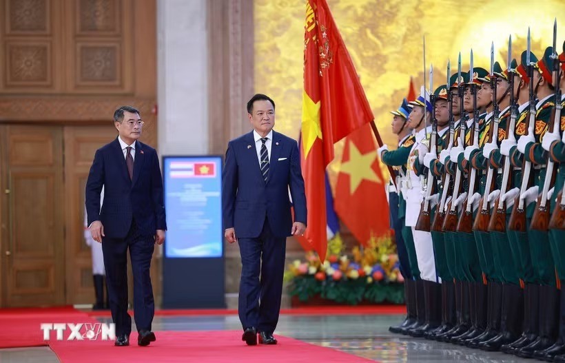 Thủ tướng Lê Minh Hưng và Thủ tướng Vương quốc Thái Lan Anutin Charnvirakul duyệt Đội danh dự Quân đội nhân dân Việt Nam. Ảnh: TTXVN.