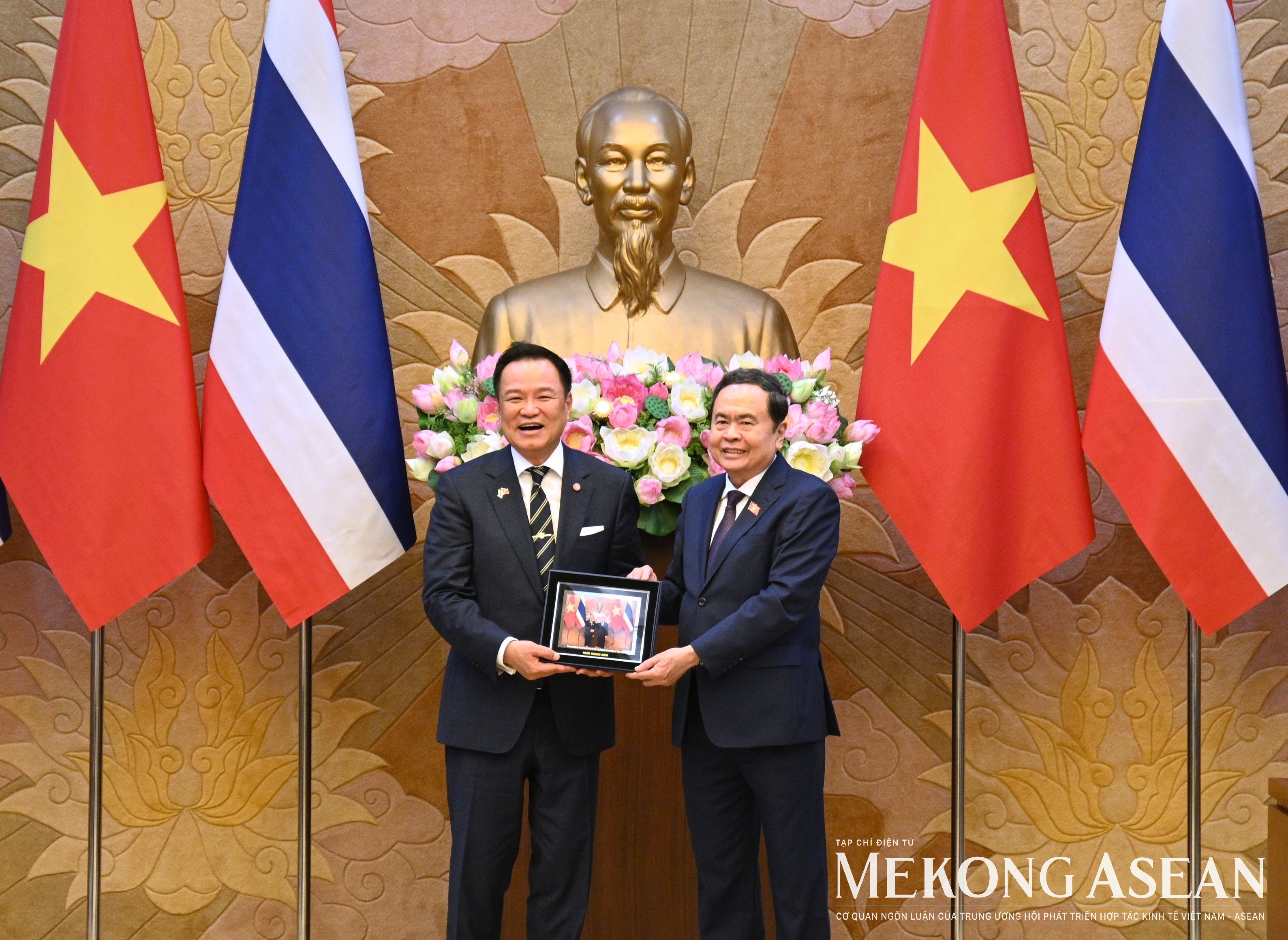 Chủ tịch Quốc hội Trần Thanh Mẫn hội kiến Thủ tướng Thái Lan