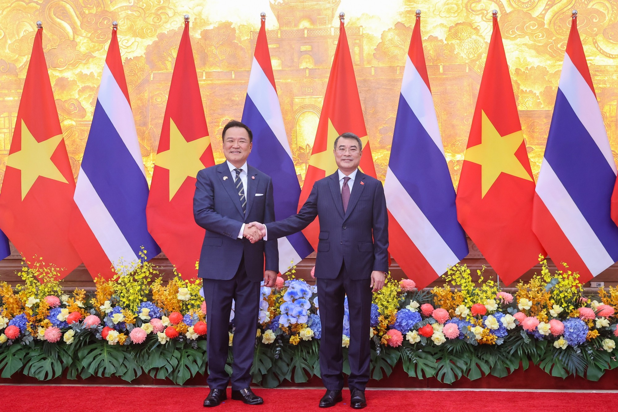 Thủ tướng Lê Minh Hưng và Thủ tướng Vương quốc Thái Lan Anutin Charnvirakul. Ảnh: VGP.