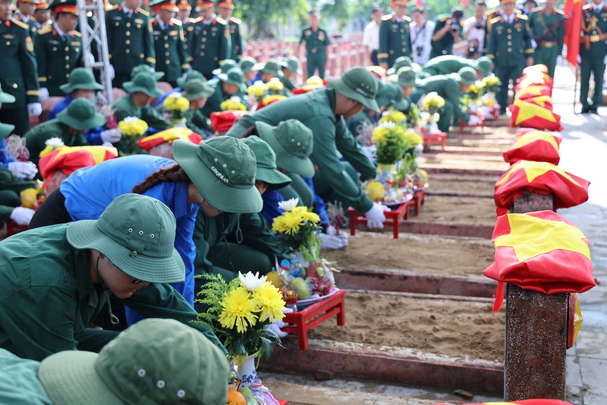 Lễ an táng Đón 80 hài cốt liệt sĩ quân tình nguyện, chuyên gia Việt Nam hy sinh trên đất Lào trở về đất mẹ