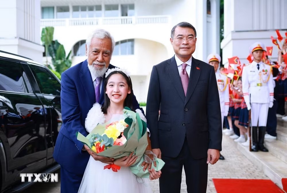 Thiếu nhi Thủ đô tặng hoa chào mừng Thủ tướng Timor-Leste Kay Rala Xanana Gusmão sang thăm chính thức Việt Nam và tham dự Diễn đàn Tương lai ASEAN lần thứ ba. (Ảnh: Dương Giang/TTXVN)