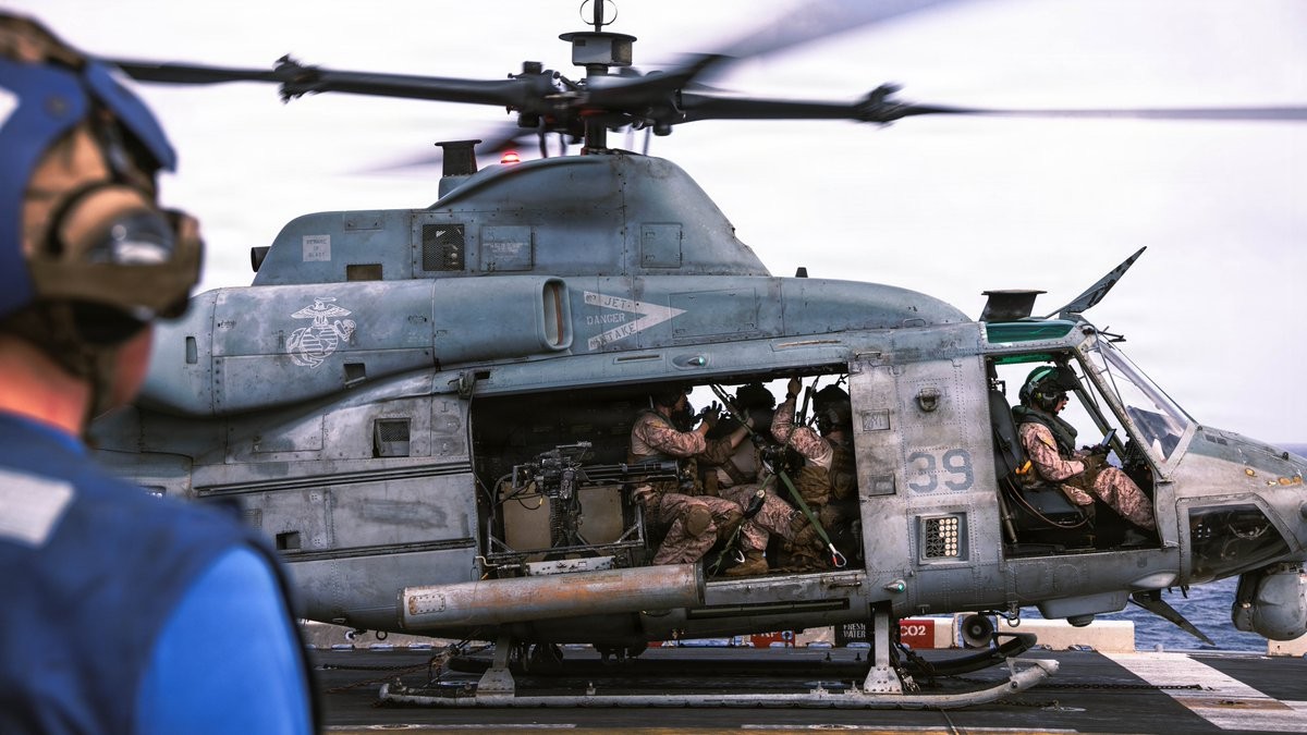 Đơn vị Thám hiểm Thủy quân Lục chiến 31 của Mỹ trên chiếc UH-1Y Venom, chuẩn bị thực hiện nhiệm vụ tại khu vực Eo biển Hormuz. Ảnh: X/@CENTCOM