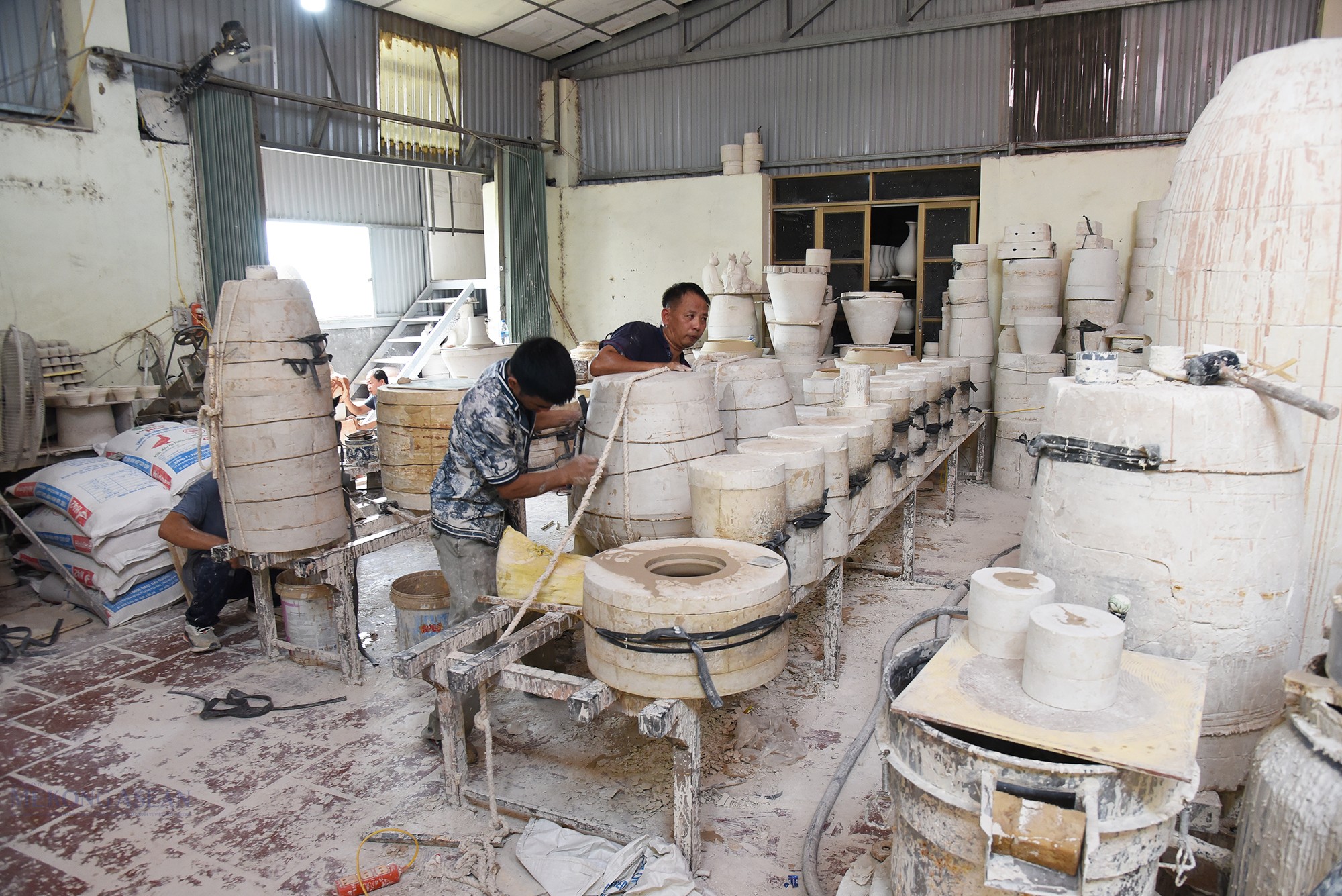 Bên trong xưởng gốm ở làng Chu Đậu. Ảnh: Mekong ASEAN. Bên trong xưởng gốm ở làng Chu Đậu. Ảnh: Mekong ASEAN.