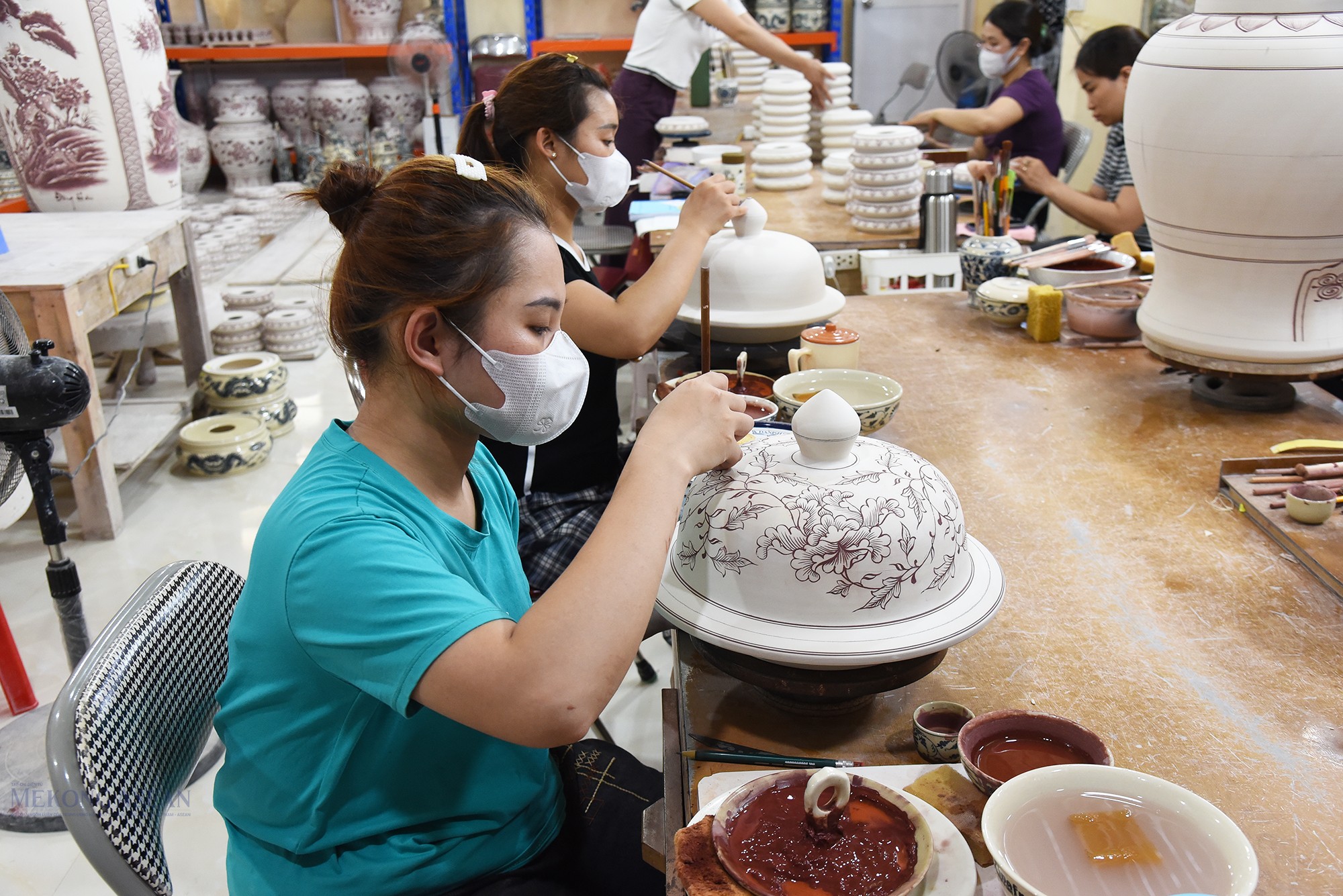 Các nghệ nhân vẽ những họa tiết lên sản phẩm. Ảnh: Mekong ASEAN. Các nghệ nhân vẽ những họa tiết lên sản phẩm. Ảnh: Mekong ASEAN.