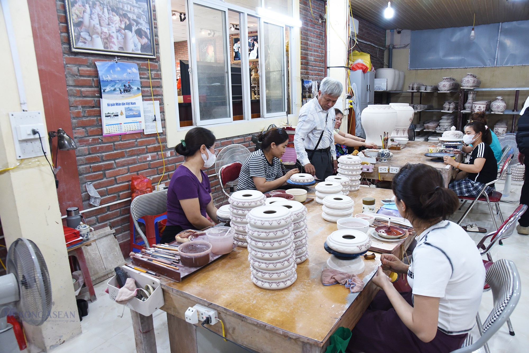 Ông Nguyễn Văn Lưu, nghệ nhân làng nghề gốm Chu Đậu trao đổi công việc với những nghệ nhân, công nhân tại xưởng vẽ. Ảnh: Mekong ASEAN. Ông Nguyễn Văn Lưu, nghệ nhân làng nghề gốm Chu Đậu trao đổi công việc với những nghệ nhân, công nhân tại xưởng vẽ. Ảnh: Mekong ASEAN.