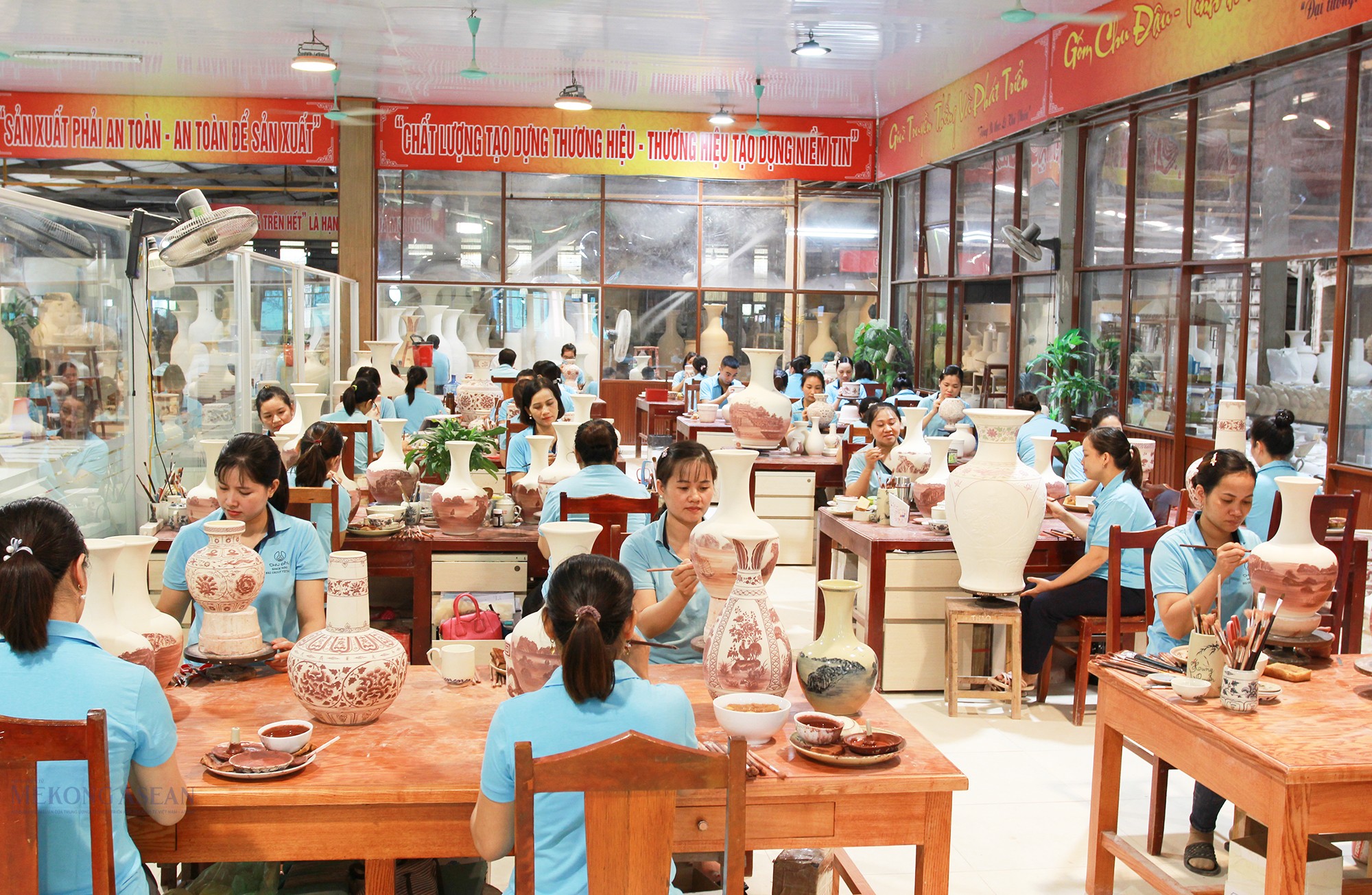Những năm qua, làng gốm Chu Đậu đã tạo thêm nhiều công ăn việc làm, thu hút người lao động. Ảnh: Huynh Anh. Những năm qua, làng gốm Chu Đậu đã tạo thêm nhiều công ăn việc làm, thu hút người lao động. Ảnh: Huynh Anh.