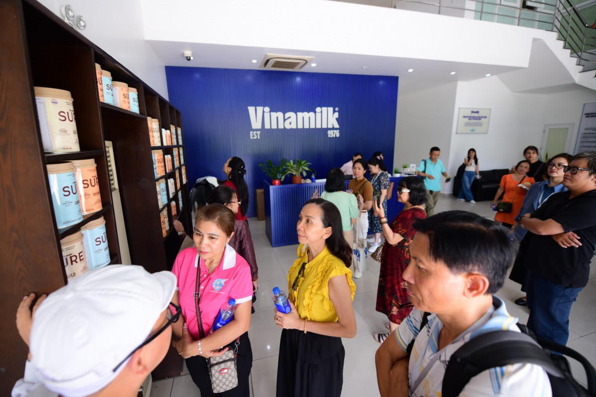 Vinamilk đón thế hệ 'đồng niên' tham quan nhà máy Vinamilk đón thế hệ 'đồng niên' tham quan nhà máy