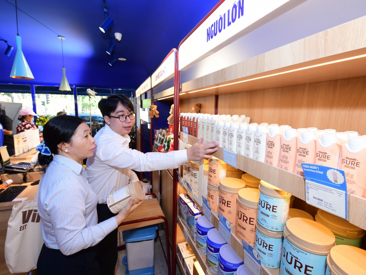 Vinamilk đón thế hệ 'đồng niên' tham quan nhà máy Vinamilk đón thế hệ 'đồng niên' tham quan nhà máy