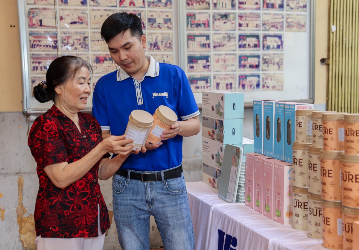Vinamilk đón thế hệ 'đồng niên' tham quan nhà máy Vinamilk đón thế hệ 'đồng niên' tham quan nhà máy