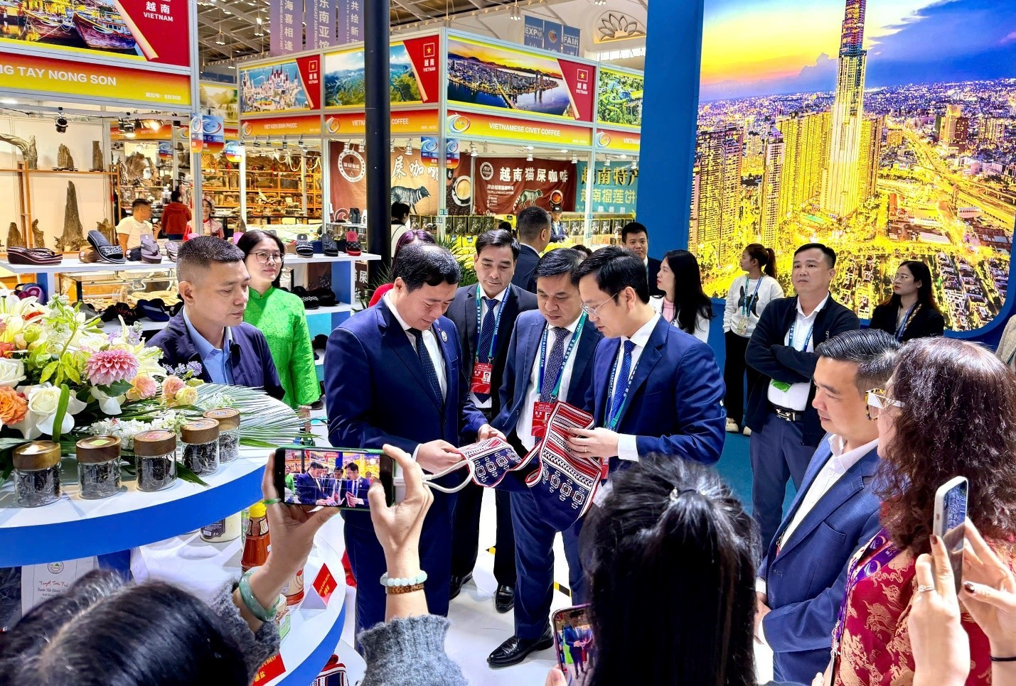 70 doanh nghiệp Việt tìm hiểu cơ hội xuất khẩu tại Hội chợ Trung Quốc - Nam Á