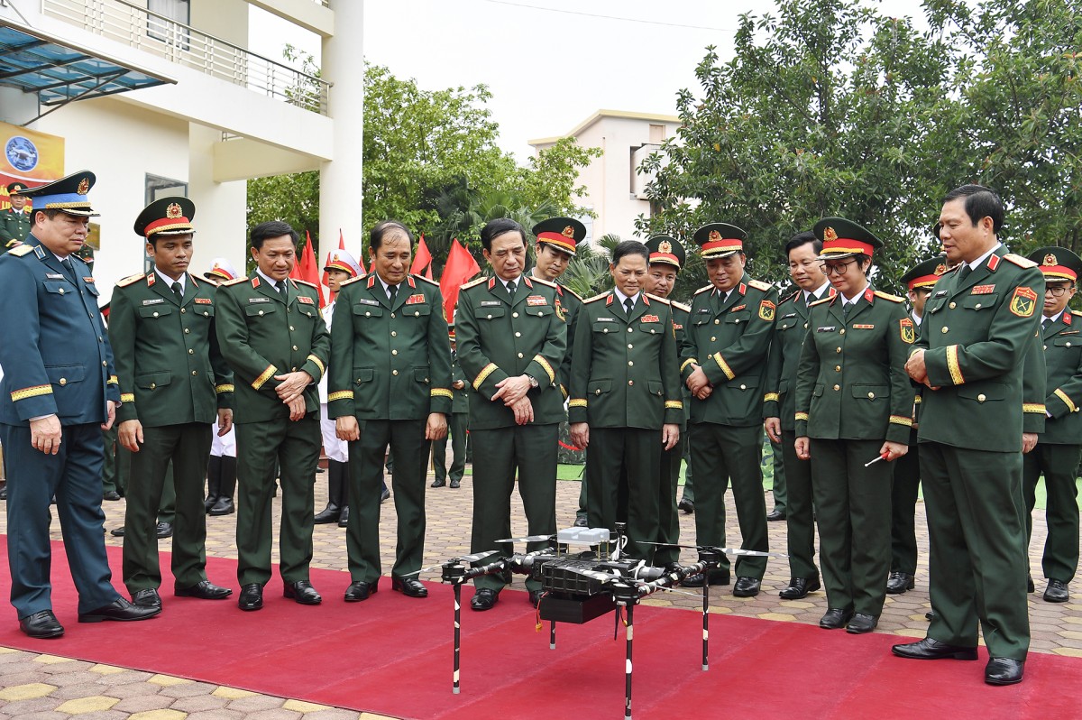Đại tướng Phan Văn Giang và các đại biểu tham quan khu trưng bày vũ khí, trang bị kỹ thuật không người lái - Ảnh: VGP