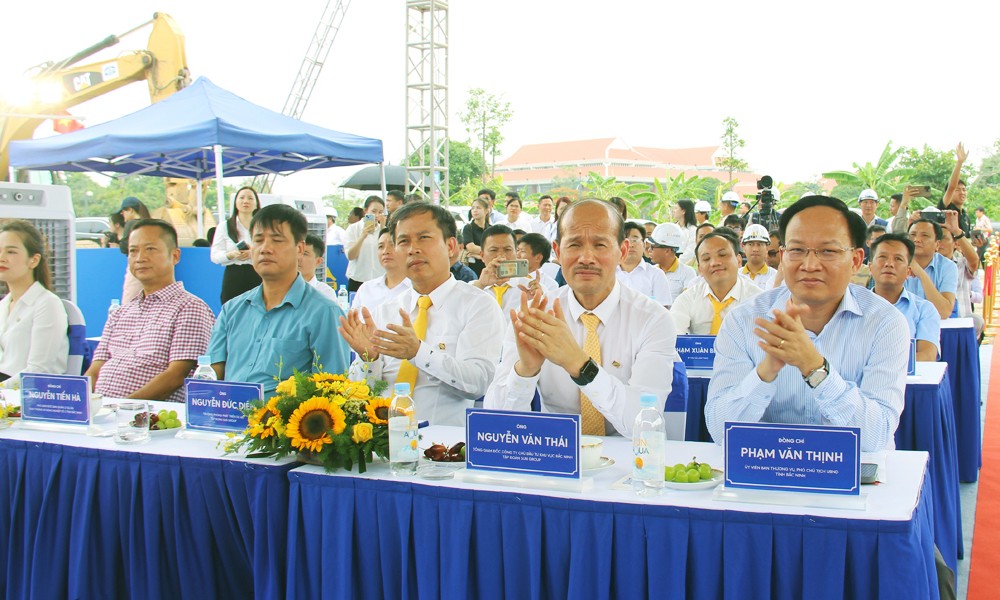 Phó Chủ tịch UBND tỉnh Phạm Văn Thịnh dự lễ ra quân triển khai tuyến đường.