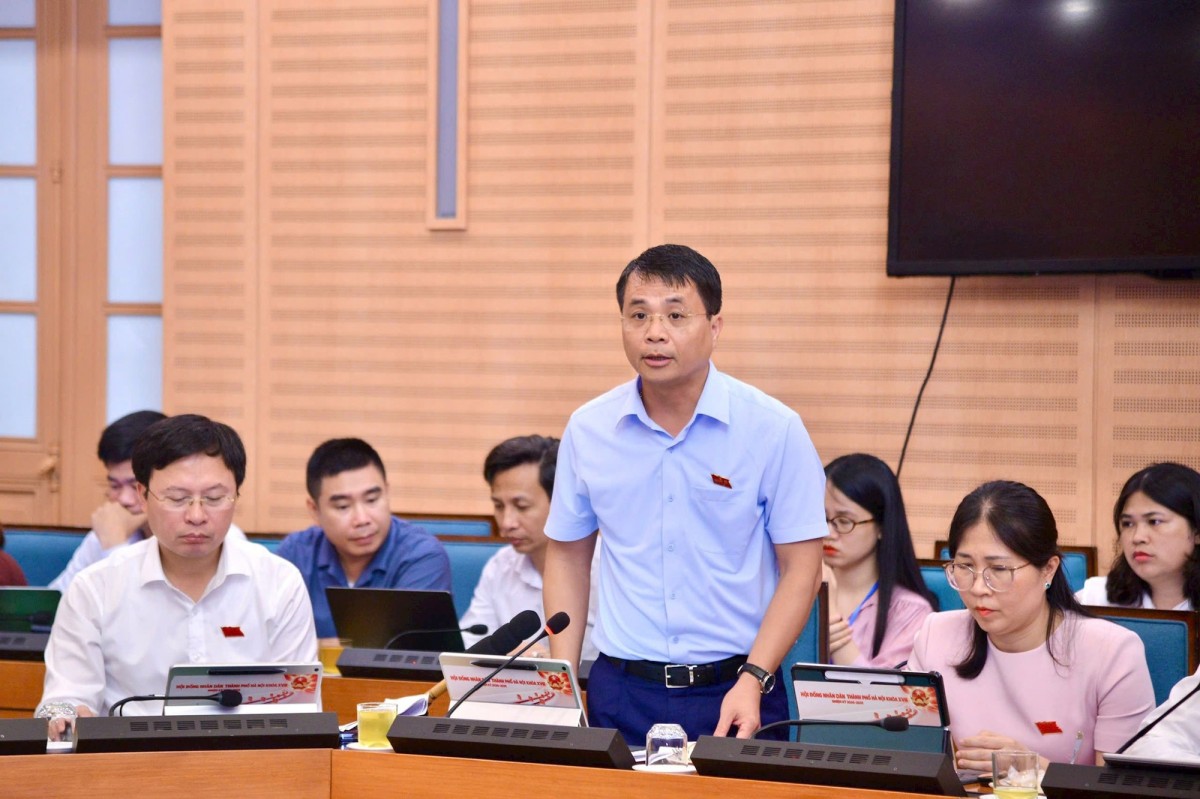 Đại biểu Lê Minh Đức, Bí thư Đảng ủy, Chủ tịch HĐND xã Thạch Thất phát biểu.