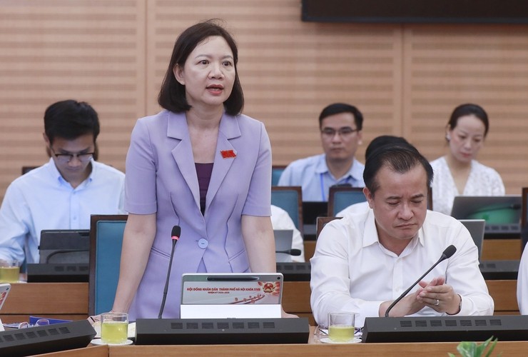 Đại biểu Đỗ Thị Lan Hương, Bí thư Đảng ủy, Chủ tịch HĐND phường Tùng Thiện thảo luận tại Tổ