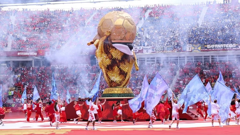 Mô hình cúp World Cup bị bung bộ phận. Ảnh: FIFA