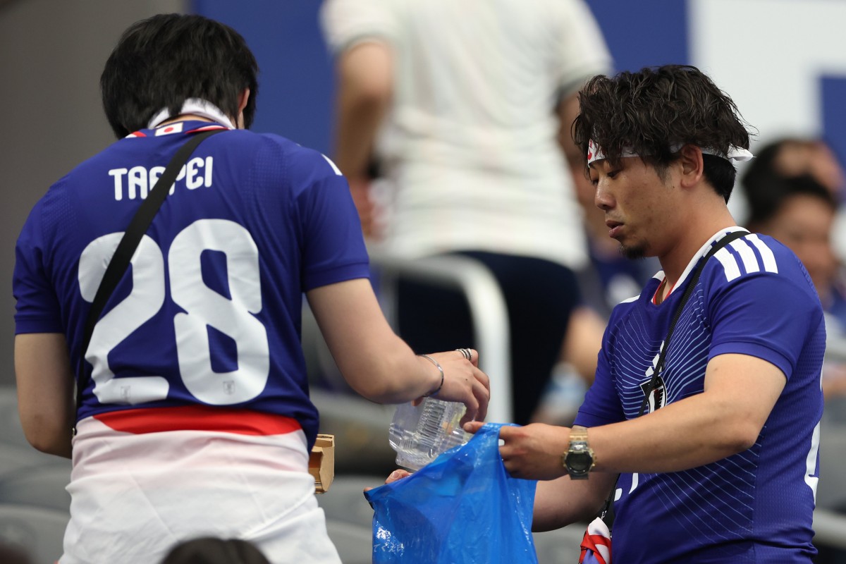 Các cổ động viên Nhật Bản dọn rác trên khán đài sân Dallas ngày 15/6. Ảnh: X/@FIFAcom