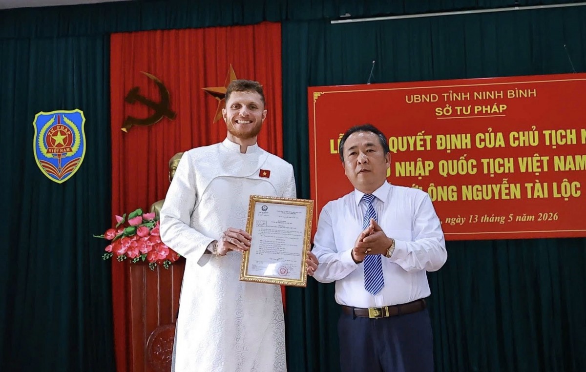 Tiền đạo Nguyễn Tài Lộc tại Lễ trao quyết định của Chủ tịch nước cho nhập quốc tịch Việt Nam ngày 13/5. Ảnh: Facebook/@Geovane Magno
