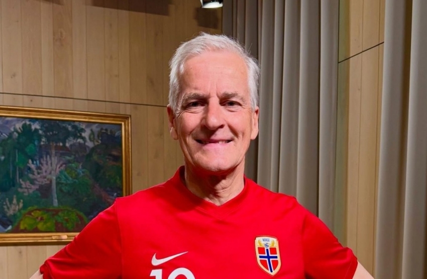 Thủ tướng Na Uy vừa chạy bộ vừa trả lời phỏng vấn về World Cup