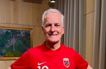 Thủ tướng Na Uy vừa chạy bộ vừa trả lời phỏng vấn về World Cup