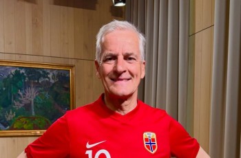 Thủ tướng Na Uy vừa chạy bộ vừa trả lời phỏng vấn về World Cup