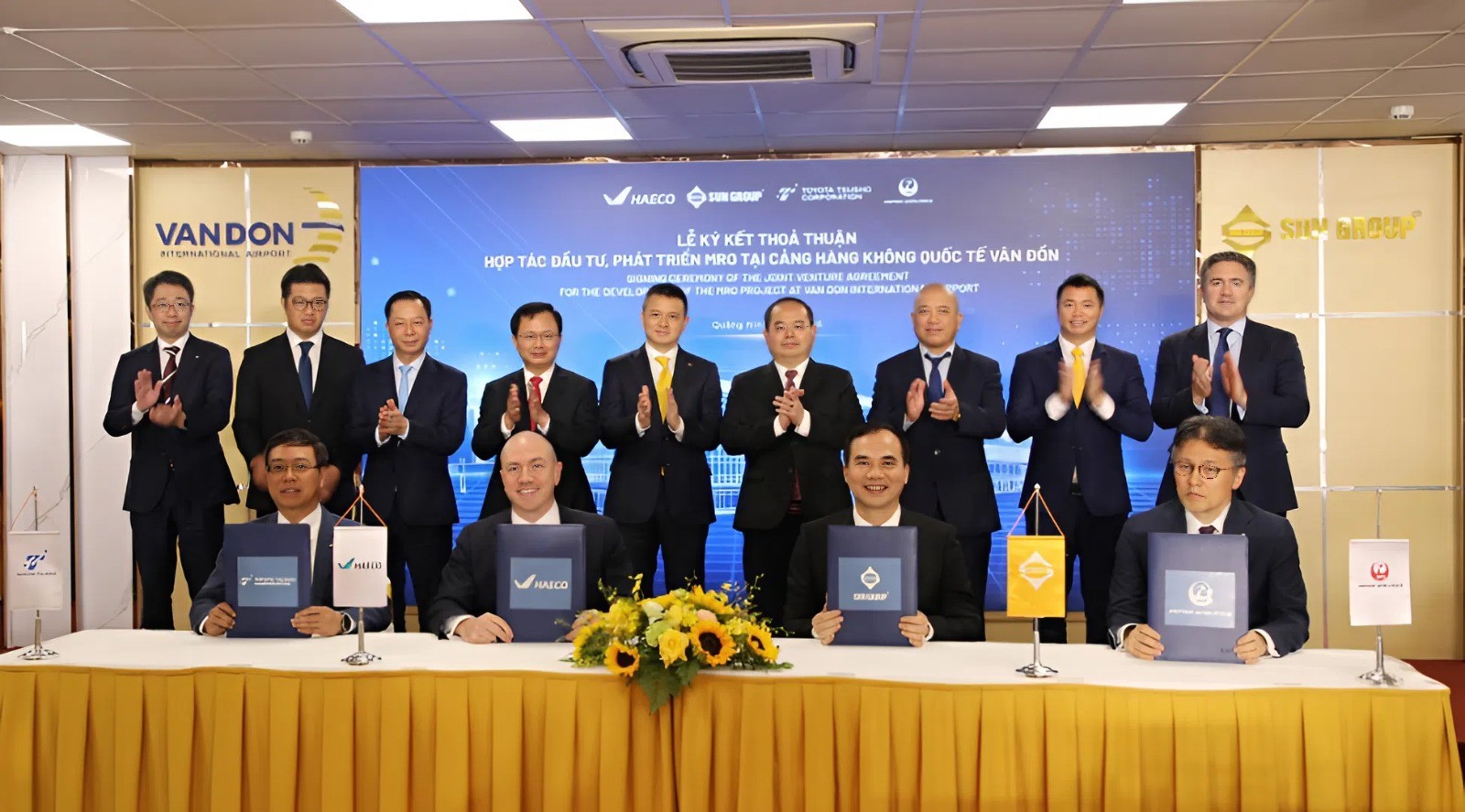 Tập đoàn Sun Group cùng HAECO, Japan Airlines và Toyota Tsusho ký kết thỏa thuận liên doanh đầu tư, phát triển tổ hợp bảo dưỡng, sửa chữa và đại tu tàu bay (MRO) 360 triệu USD tại Cảng hàng không quốc tế Vân Đồn. Nguồn: Báo Quảng Ninh.