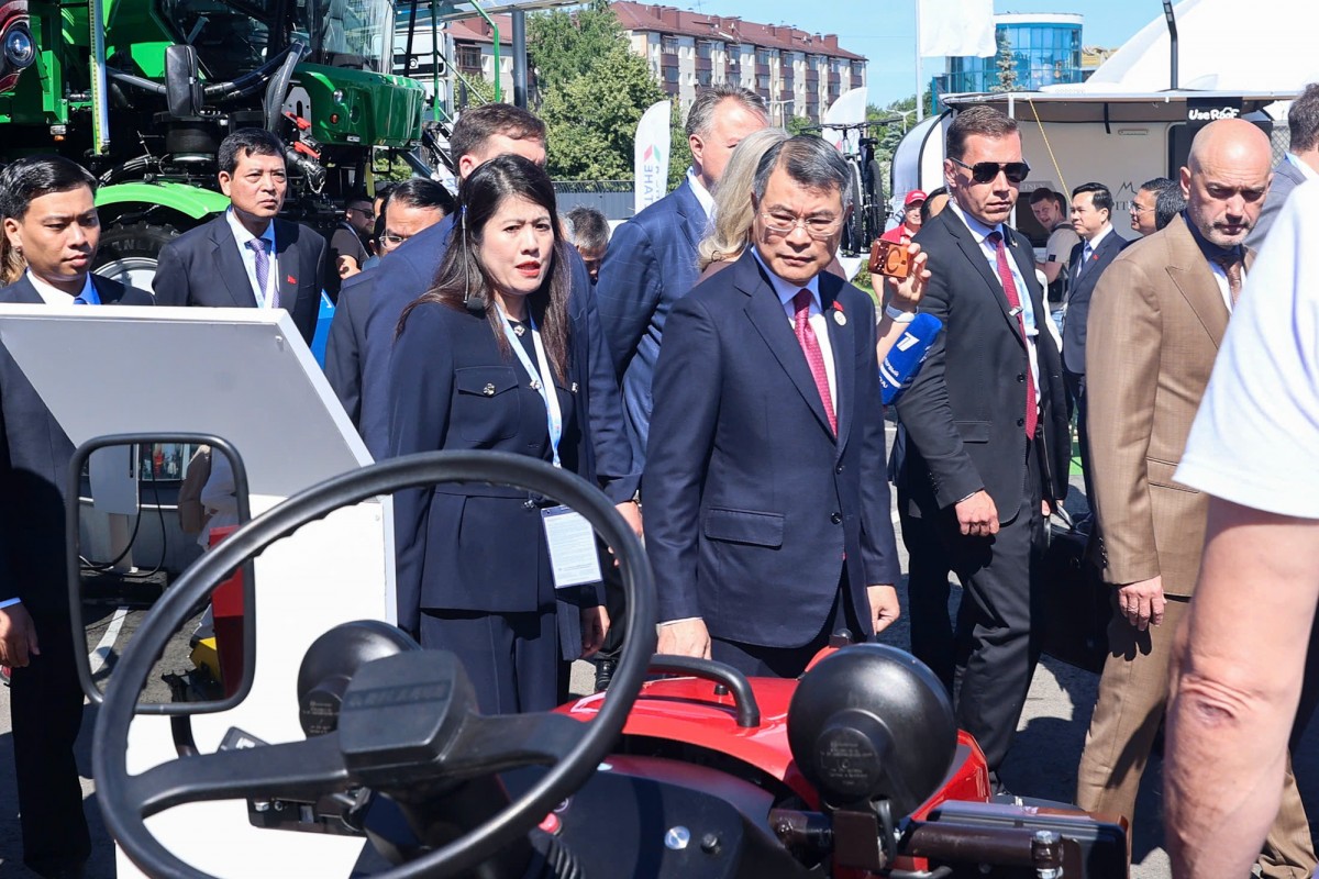 Thủ tướng thăm triển lãm sản phẩm công nghiệp mũi nhọn của Tatarstan