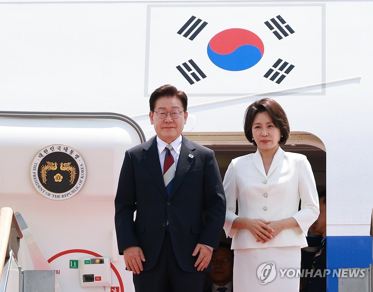 Tổng thống Hàn Quốc Lee Jae Myung và Phu nhân Kim Hye Kyung bước xuống chuyên cơ tại Căn cứ Không quân Seoul sáng 18/6 sau khi trở về từ chuyến công du châu Âu. Ảnh: Yonhap