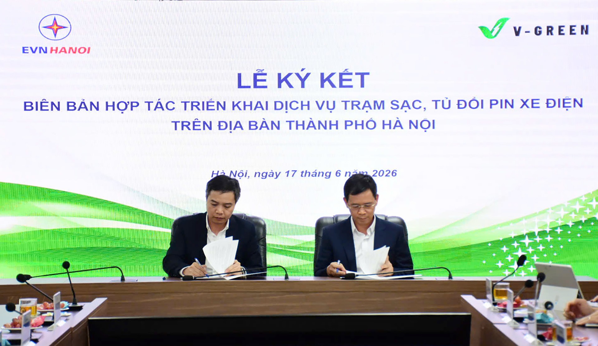 V-Green hợp tác với EVNHANOI triển khai 10.000 tủ đổi pin xe máy điện