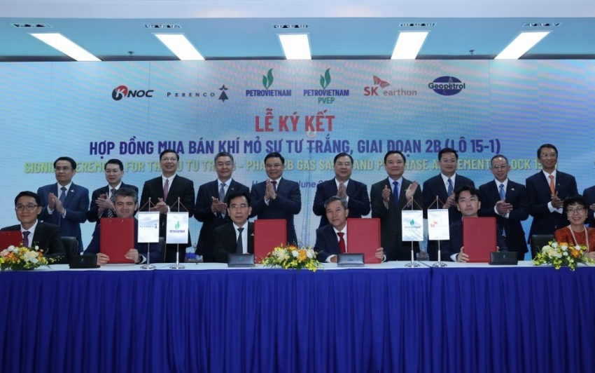 Petrovietnam ký hai hợp đồng khai thác dầu khí mới
