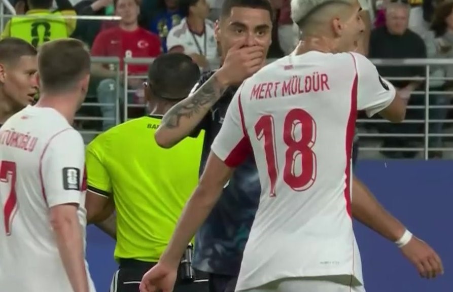 Tuyển thủ Paraguay Miguel Almiron che miệng khi giao tiếp với cầu thủ bên phía Thổ Nhĩ Kỳ. Ảnh: TyC Sports