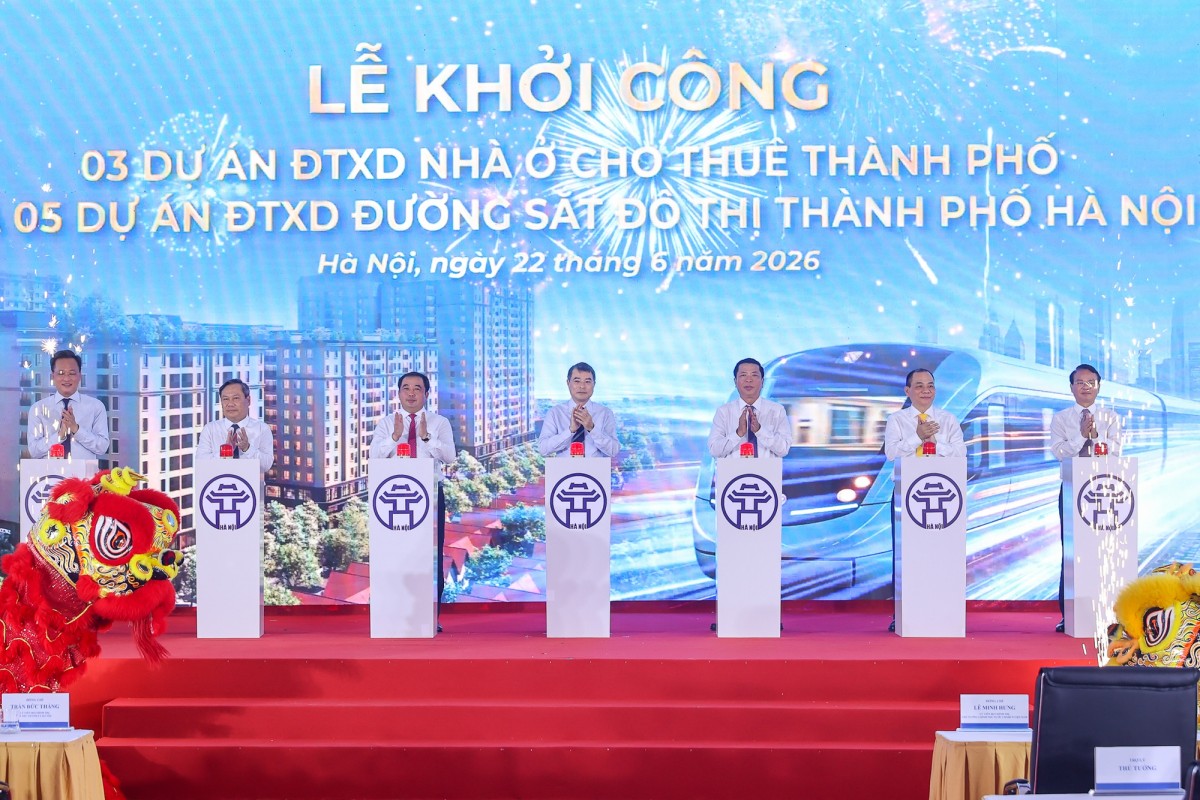 Thủ tướng Chính phủ Lê Minh Hưng và các đại biểu ấn nút khởi công 5 tuyến đường sắt đô thị và 3 dự án nhà ở cho thuê trên địa bàn Hà Nội - Ảnh: VGP
