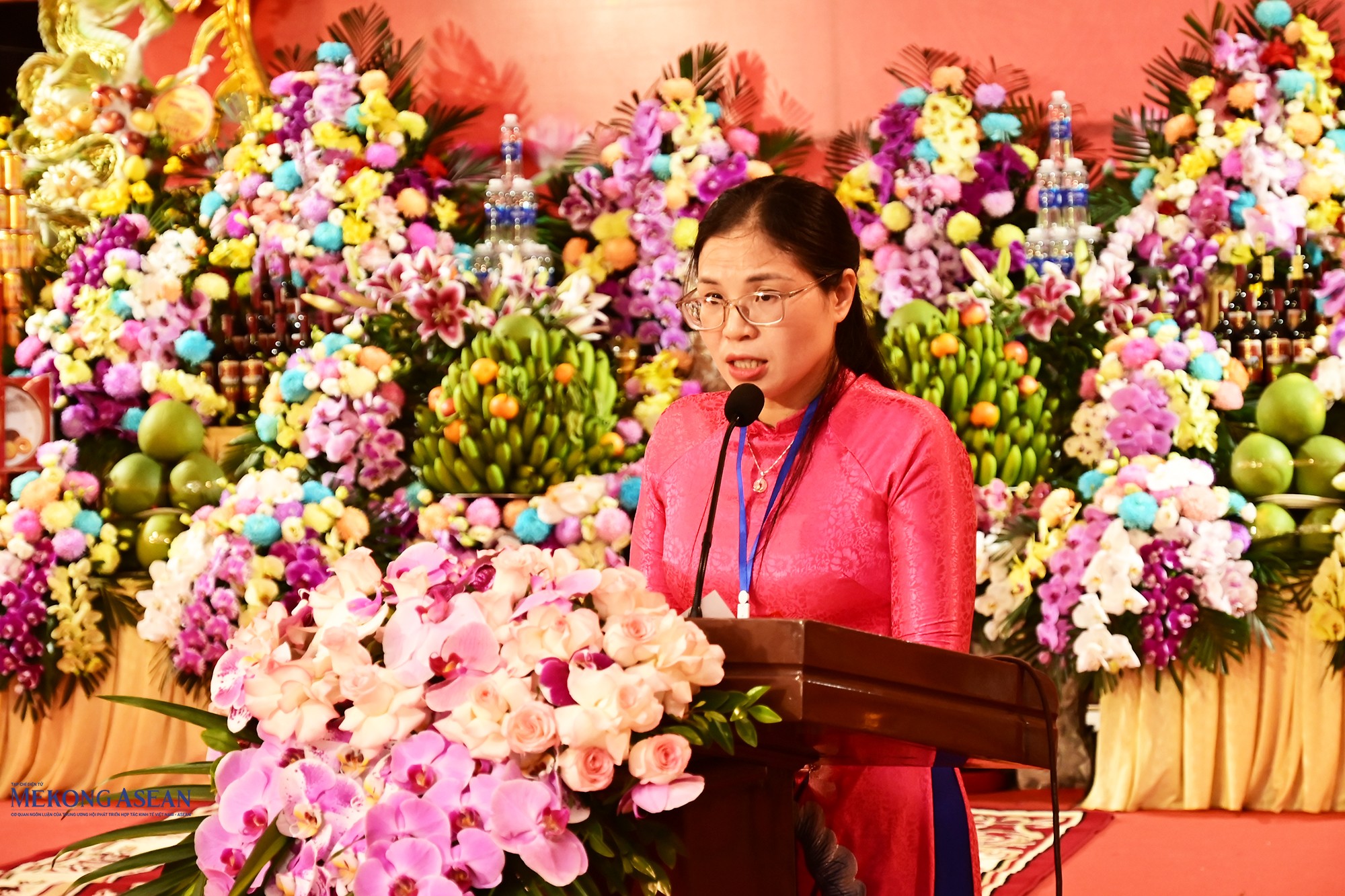 Bà Phạm Thị Ly, Ủy viên Ban Thường vụ Đảng ủy, Phó Chủ tịch Thường trực UBND phường Trần Hưng Đạo, Trưởng Ban tổ chức lễ hội đọc diễn văn tại buổi lễ. Ảnh: Mekong ASEAN.