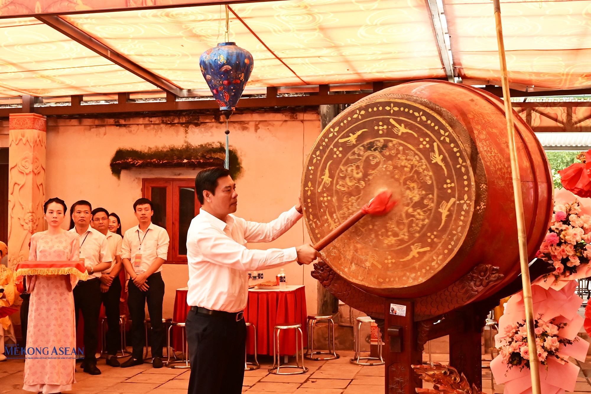 Ông Nguyễn Minh Thắng, Bí thư Đảng ủy, Chủ tịch HĐND phường Trần Hưng Đạo gióng trống hội. Ảnh: Mekong ASEAN.