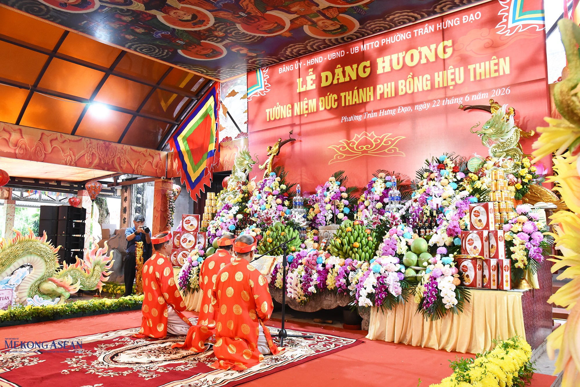 Các cụ cao niên tổ dân phố An Mô (phường Trần Hưng Đạo) đọc và dâng văn tế. Ảnh: Mekong ASEAN.