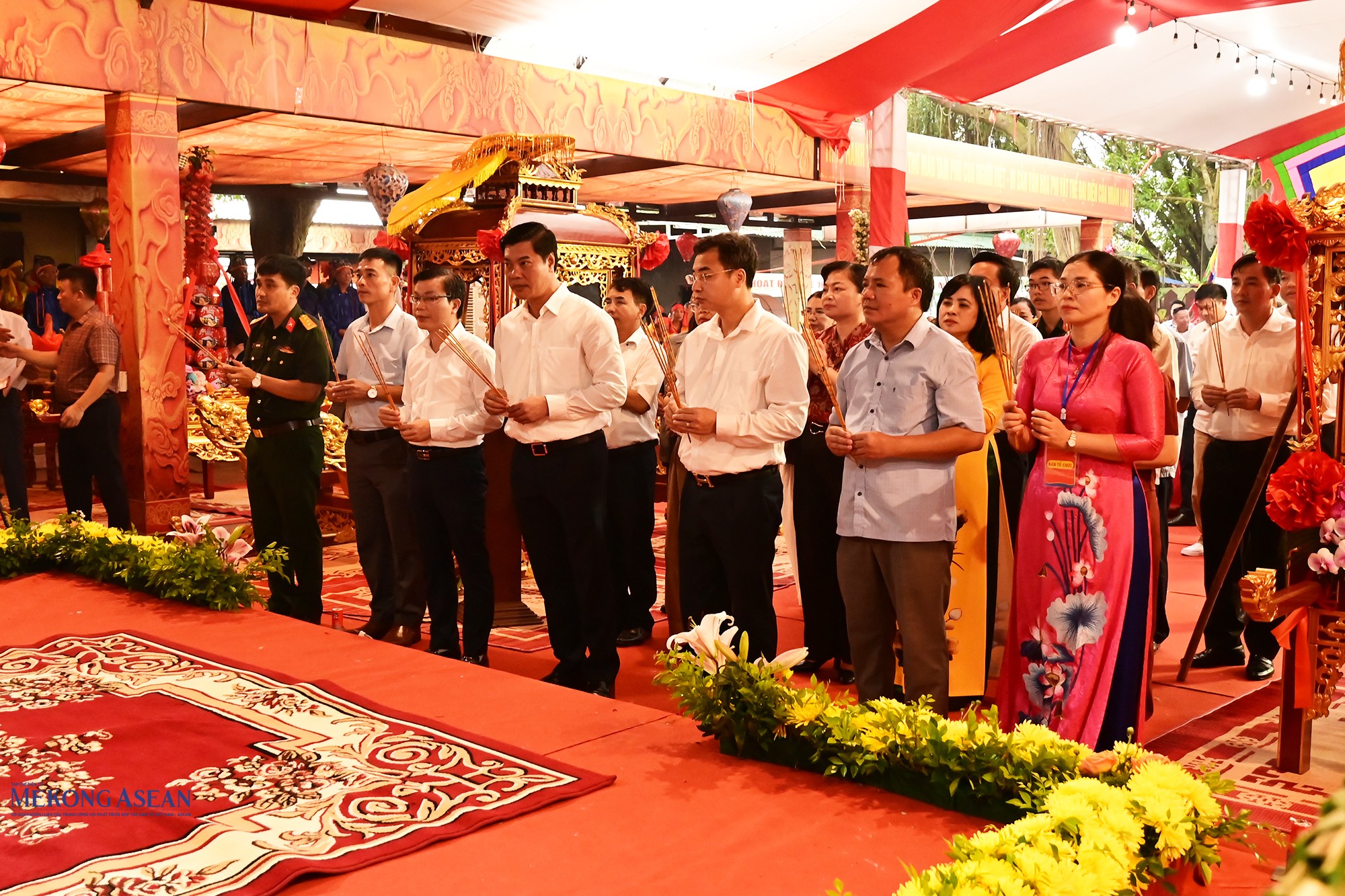 Đại diện lãnh đạo Sở Văn hóa, Thể thao và Du lịch thành phố Hải Phòng; lãnh đạo phường Trần Hưng Đạo và các đại biểu dâng hương. Ảnh: Mekong ASEAN.