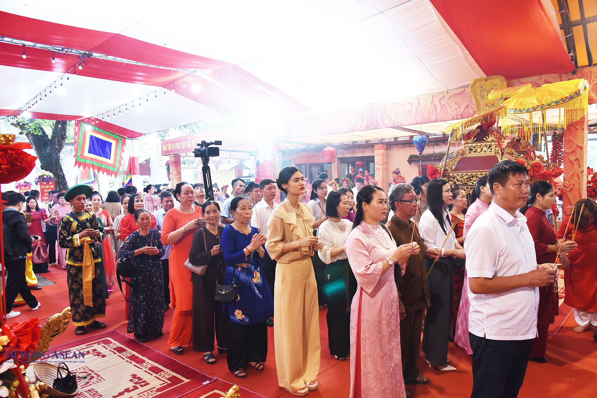 Các đại biểu, người dân và du khách dâng hương. Ảnh: Mekong ASEAN.