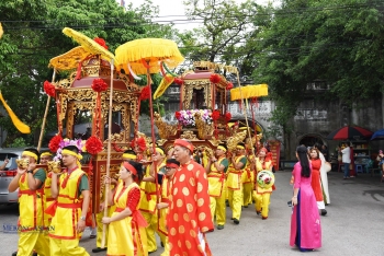 Dâng hương tưởng niệm thánh Phi Bồng Hiệu Thiên tại đền Hóa, Hải Phòng