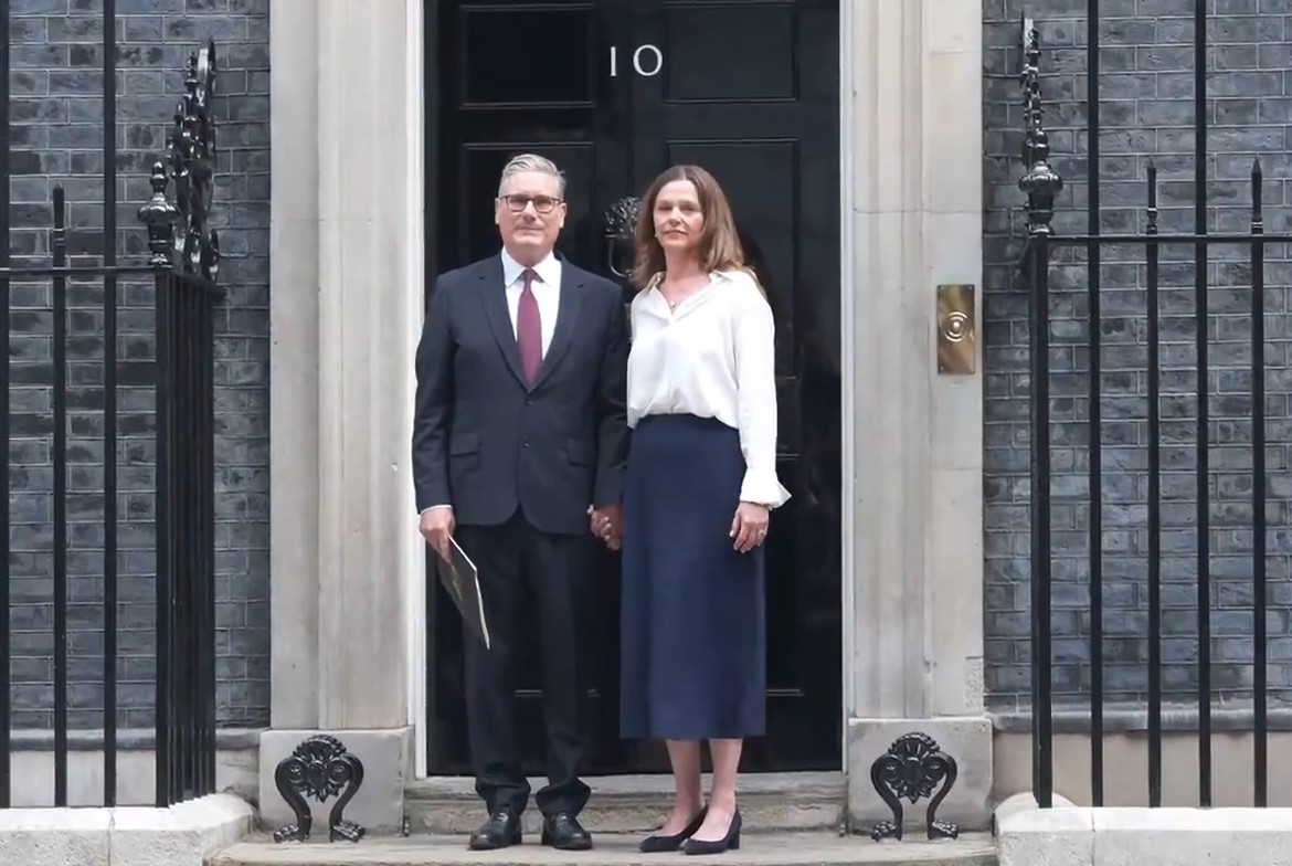 Thủ tướng Anh Keir Starmer và Phu nhân Victoria Starmer chụp ảnh kỷ niệm tại Số 10 phố Downing ngày 22/6. Ảnh chụp màn hình