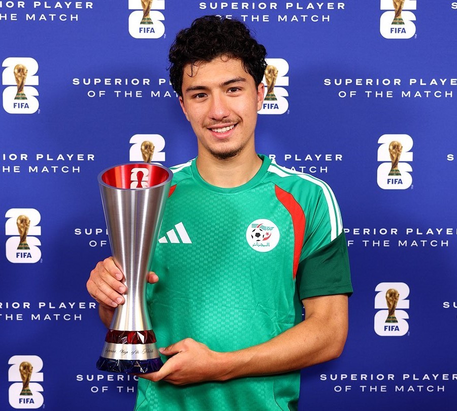 Tiền vệ gốc Việt của tuyển Algeria, Ibrahim Maza, nhận danh hiệu Cầu thủ xuất sắc nhất trận. Ảnh: FIFA