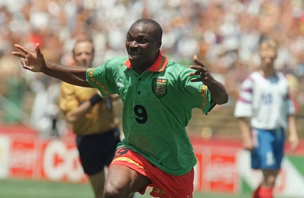 Roger Milla ghi bàn vào lưới Nga khi ông đã hơn 42 tuổi. Ảnh: FIFA