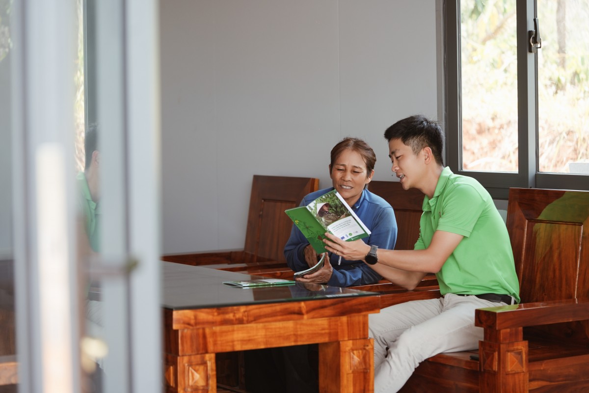 Tài liệu và các hoạt động đào tạo của dự án góp phần nâng cao năng lực cho người dân trong quá trình chuyển đổi sang các mô hình sản xuất bền vững. Ảnh: EEAS