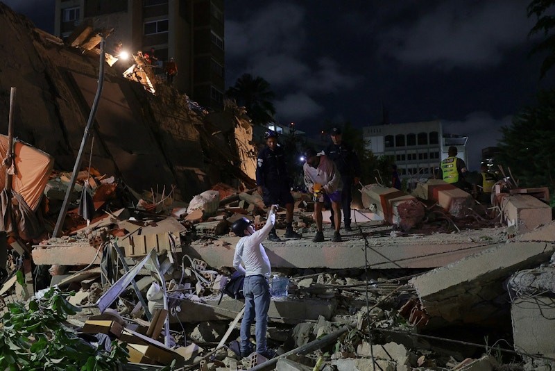 Một tòa nhà bị sập ở thủ đô Caracas, Venezuela, đêm 24/6. Ảnh: Reuters