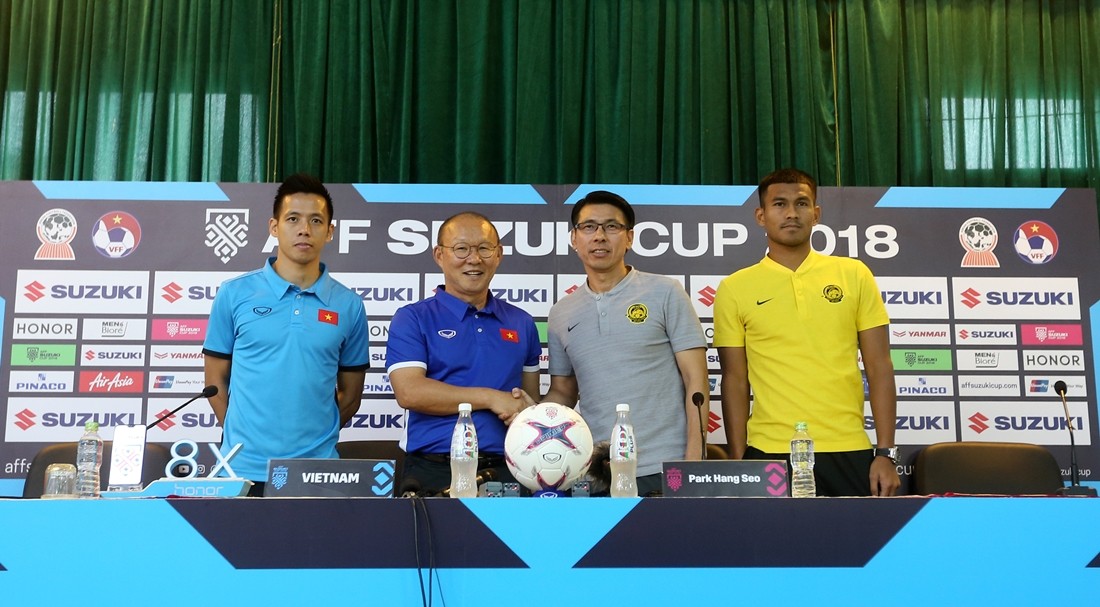 Ông Park Hang Seo và ông Tan Cheng Hoe tại họp báo trước trận chung kết lượt đi AFF Cup 2018 ngày 17/11. Ảnh: VFF