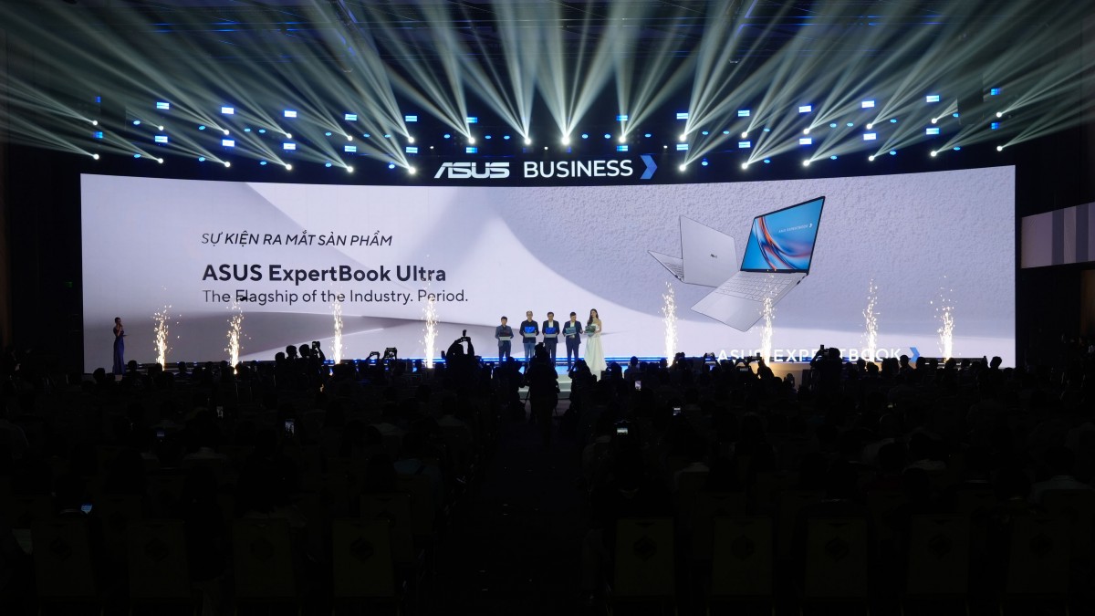 ASUS ra mắt ExpertBook Ultra, laptop AI cho doanh nghiệp