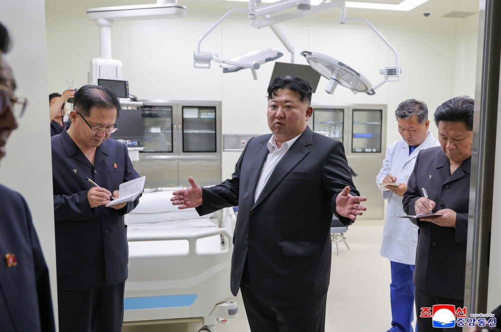 Ông Kim Jong Un kiểm tra trạm xá tại Khu du lịch ven biển Wonsan Kalma. Ảnh: KCNA
