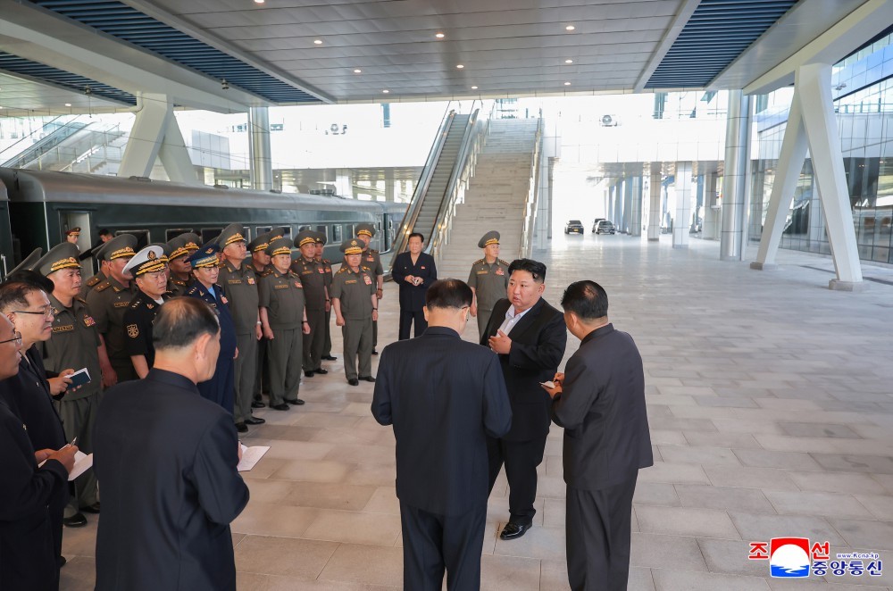 Nhà lãnh đạo Triều Tiên Kim Jong Un thị sát ga đường sắt du lịch Kalma. Ảnh: KCNA