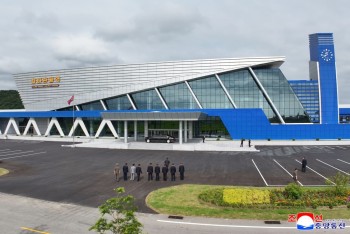 Ông Kim Jong Un thị sát ga đường sắt mới gần khu du lịch ven biển