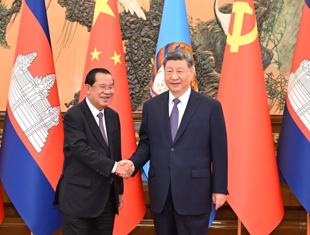 Chủ tịch Thượng viện Campuchia Hun Sen và Chủ tịch Trung Quốc Tập Cận Bình tại Đại lễ đường Nhân dân ở thủ đô Bắc Kinh (Trung Quốc), ngày 26/6. Ảnh: Tân Hoa xã